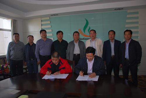 敦煌种业与黑龙江东方红农业科技开发公司举行玉米新品种转让签约仪式