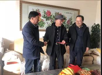 敦煌种业领导看望慰问公司老干部、老党员及困难党员职工